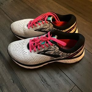 Women’s Brooks Shoes- Ghost 11 size 9